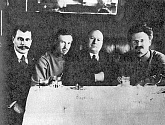 Справа налево: Л. Д. Троцкий, И. И. Вацетис, С. И. Аралов и неизвестный. Восточный фронт, сентябрь 1918